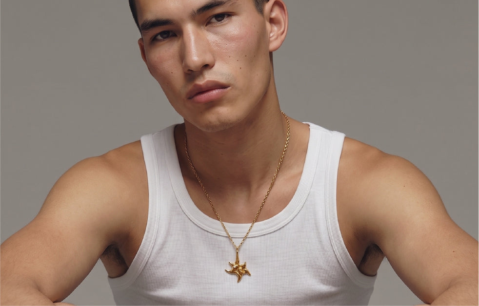 Modelo con colgante dorado de Apreels