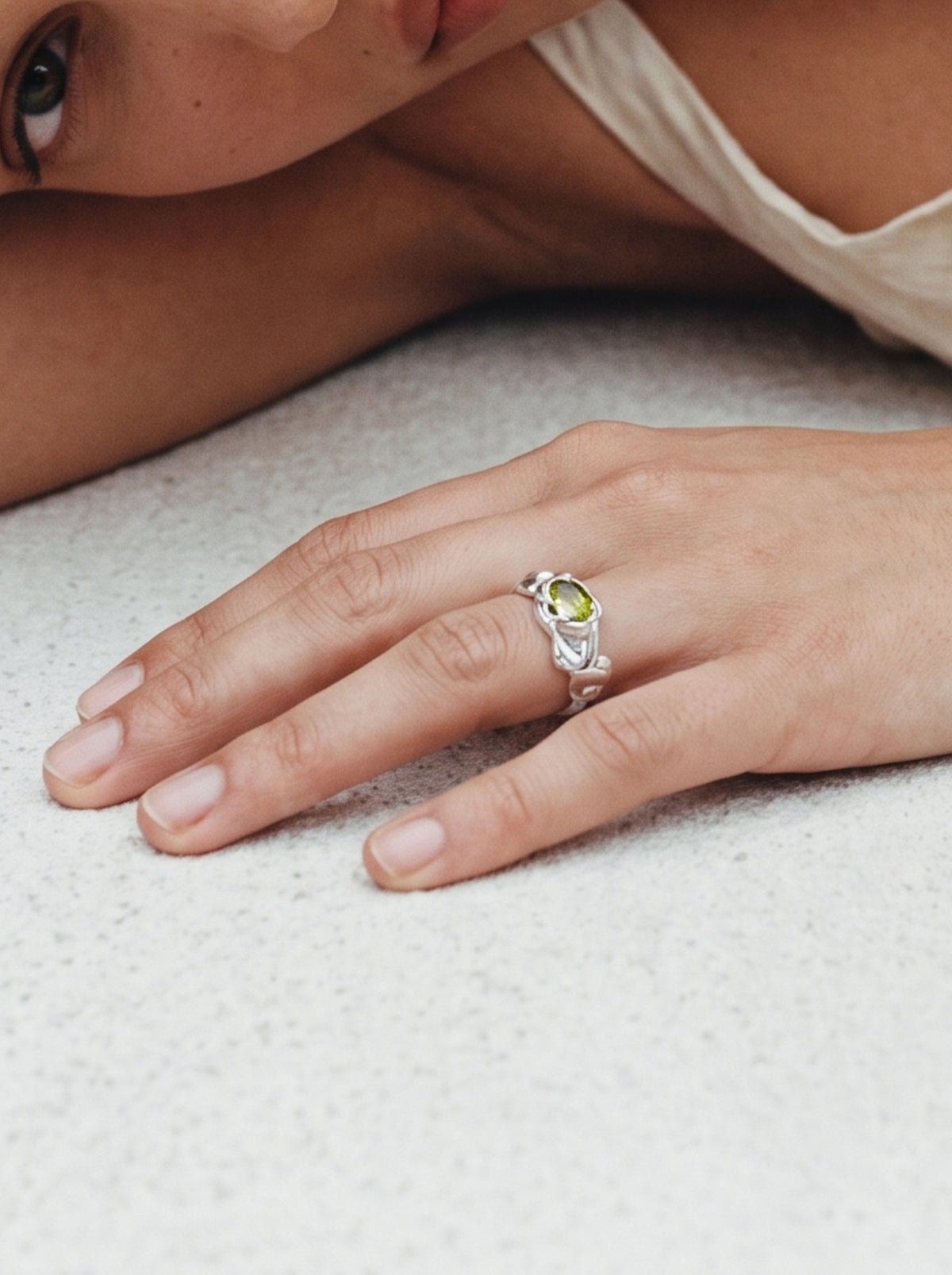 Medusa ring – Silver / Peridot